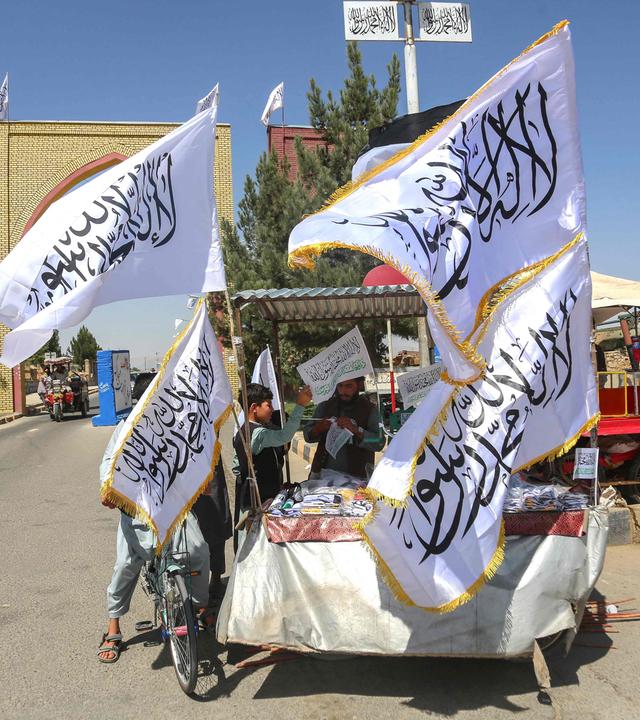 Flaggen der Taliban an einem Stand in Afghanistan.