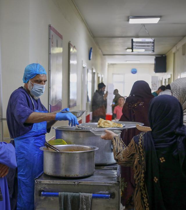 Krankenhausmitarbeiter verteilen Essen an Patienten und Angehörige im Atatürk-Nationalen Kinderkrankenhaus in Kabul, Afghanistan.