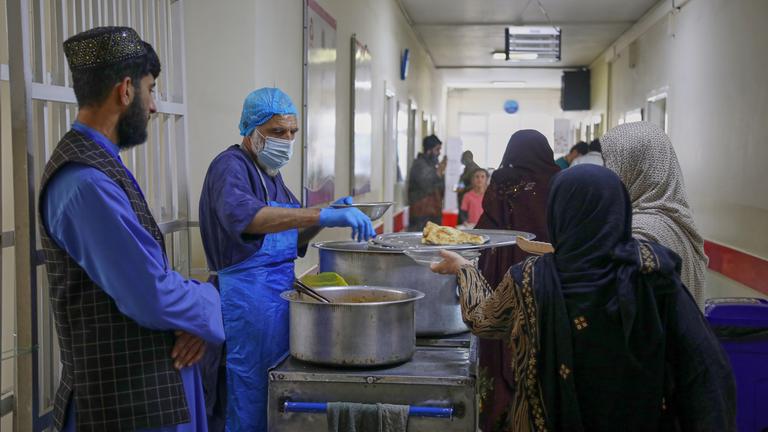 Krankenhausmitarbeiter verteilen Essen an Patienten und Angehörige im Atatürk-Nationalen Kinderkrankenhaus in Kabul, Afghanistan.