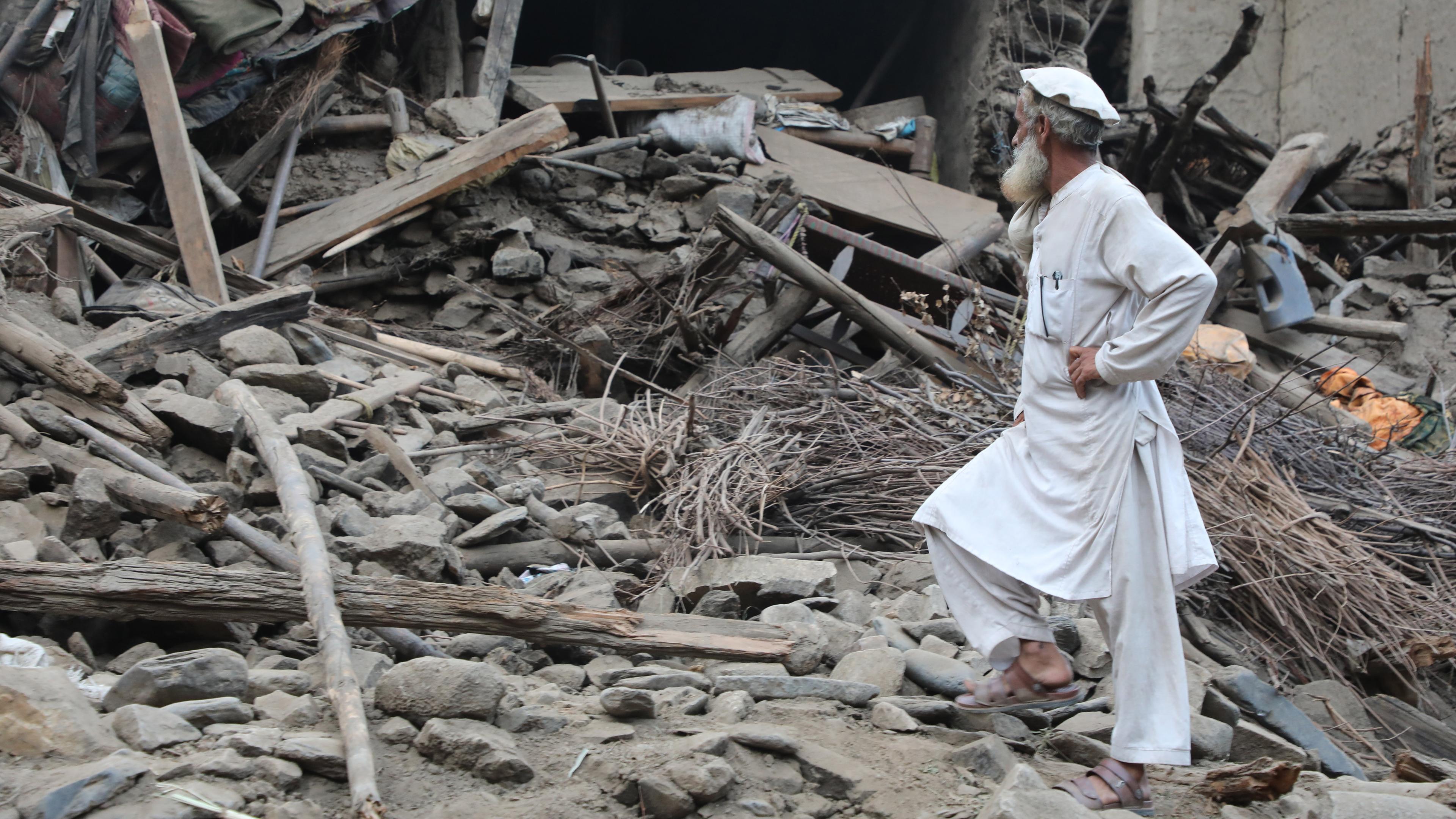 Ein Mann steht vor den Trümmern eines Hauses nach dem Erdbeben in Afghanistan.