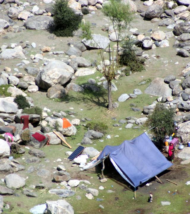 In der Erdbebenregion in Afghanistan bauen Betroffene provisorische Zeltunterkünftre, da ihre Häuser zerstört wurden.