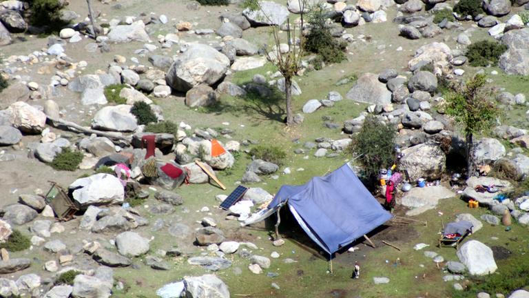In der Erdbebenregion in Afghanistan bauen Betroffene provisorische Zeltunterkünftre, da ihre Häuser zerstört wurden.