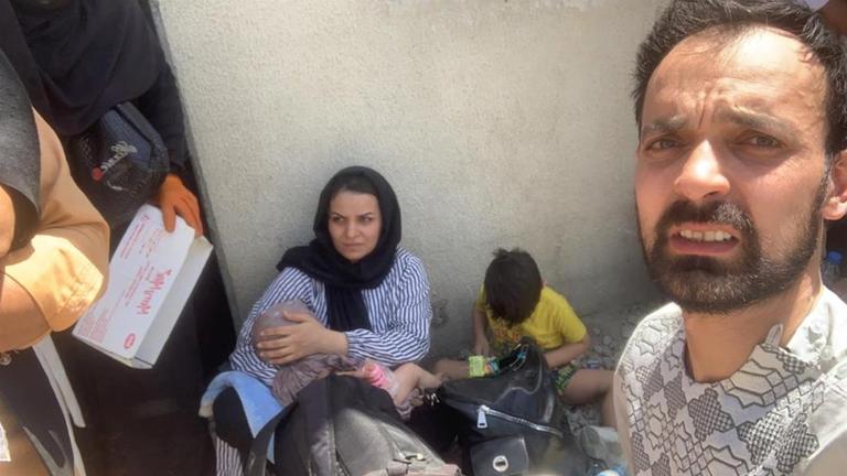 Ahmad Samim Jabari, ehemalige Ortskraft der Bundeswehr, mit Familie