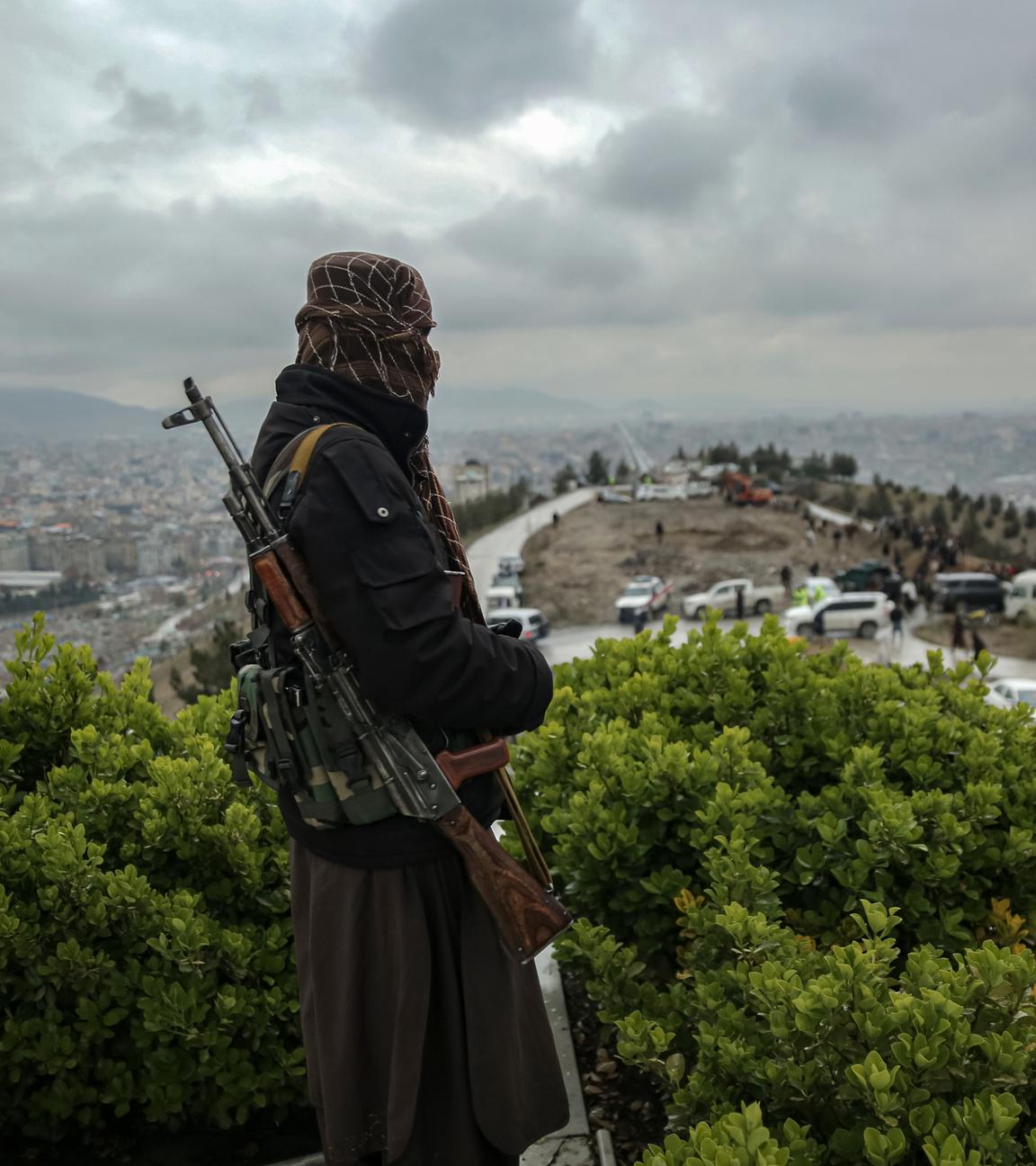 Ein bewaffneter Taliban steht Wache bei einer Beerdigung in Kabul nach einem Luftangriff von Pakistan.