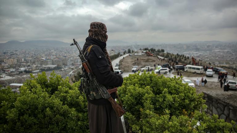 Ein bewaffneter Taliban steht Wache bei einer Beerdigung in Kabul nach einem Luftangriff von Pakistan.