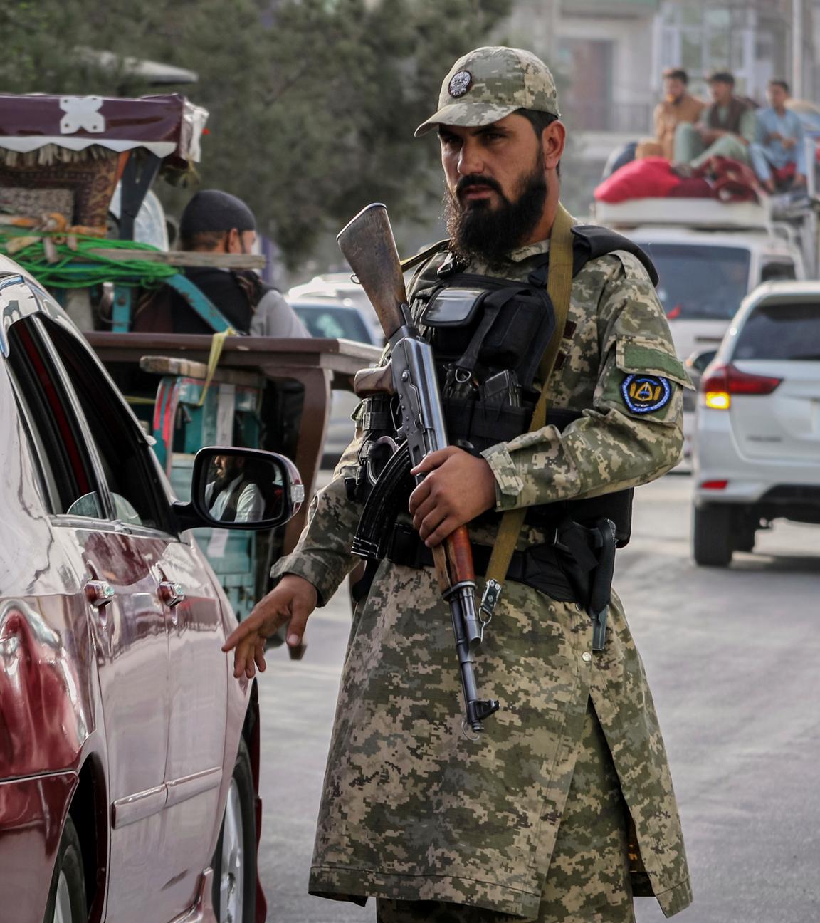 Ein Polizist der Taliban leitet im August 2025 den Verkehr.