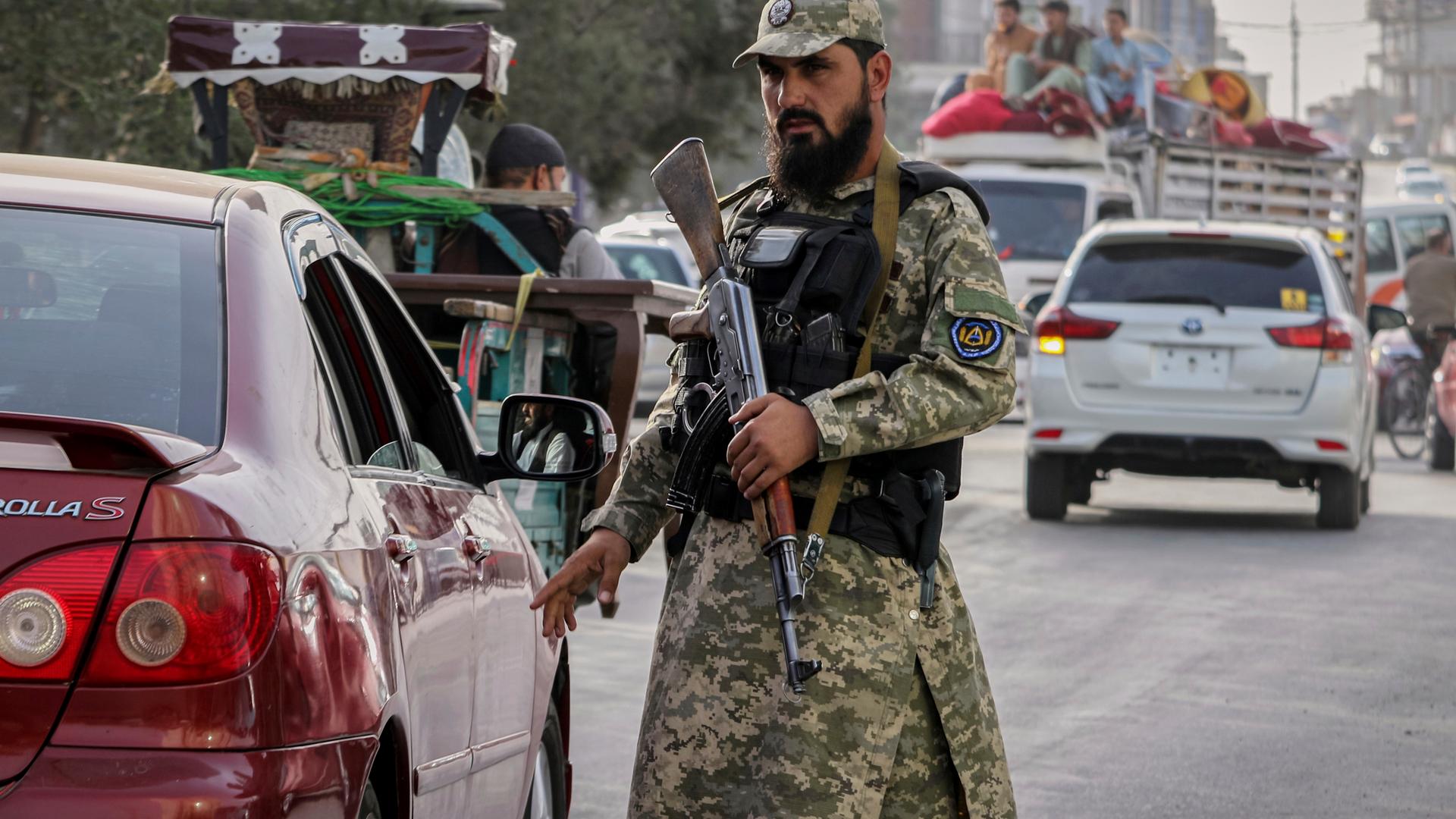 Afghanistan: Ein Polizist der Taliban leitet im August 2025 den Verkehr.