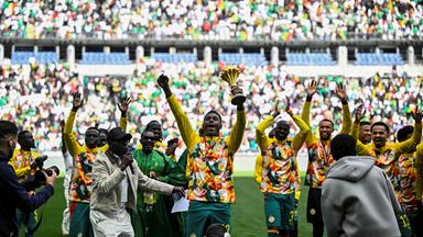 Senegal präsentiert Afrika-Cup-Trophäe vor Testspiel