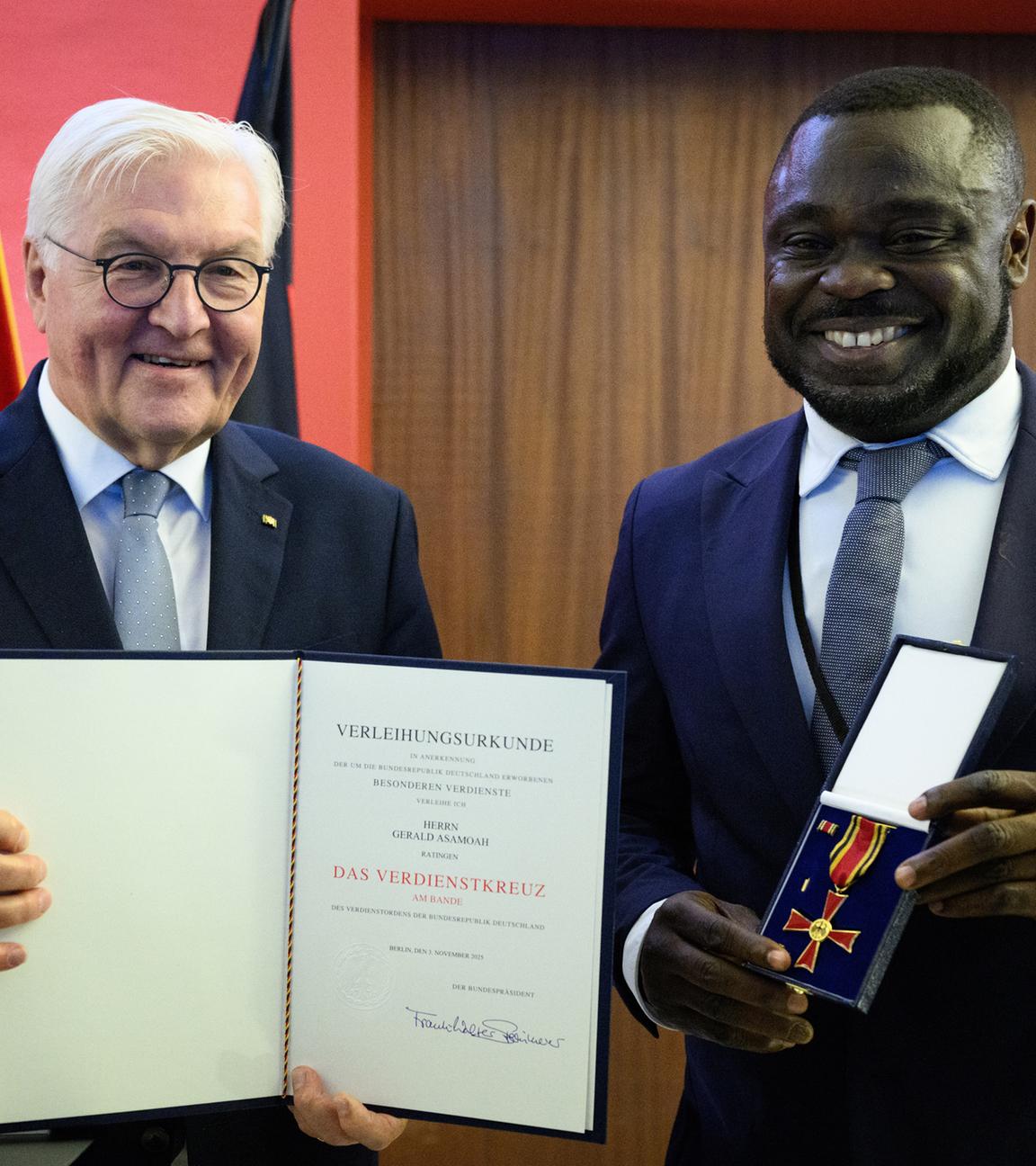 Ghana, Accra: Bundespräsident Frank-Walter Steinmeier (l) verleiht Gerald Asamoah in der Residenz des Botschafters das Verdienstkreuz am Bande des Verdienstordens der Bundesrepublik Deutschland.