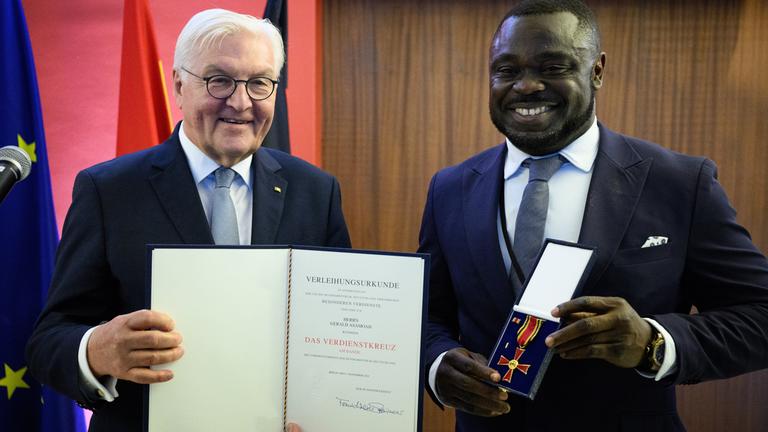 Ghana, Accra: Bundespräsident Frank-Walter Steinmeier (l) verleiht Gerald Asamoah in der Residenz des Botschafters das Verdienstkreuz am Bande des Verdienstordens der Bundesrepublik Deutschland.
