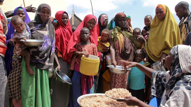 Essensausgabe an Frauen in Somalia