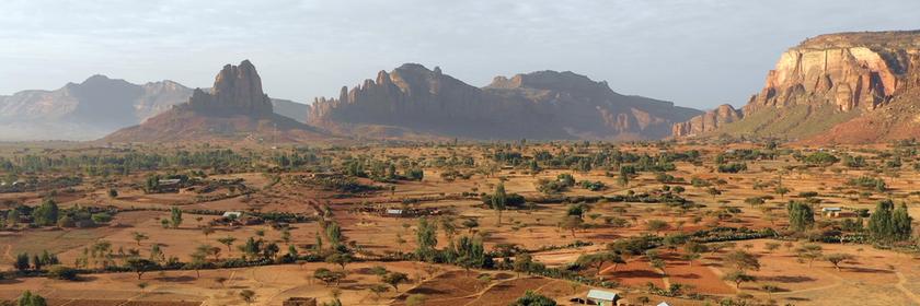 Afrikanische Landschaft mit Bergen im Hintergrund.