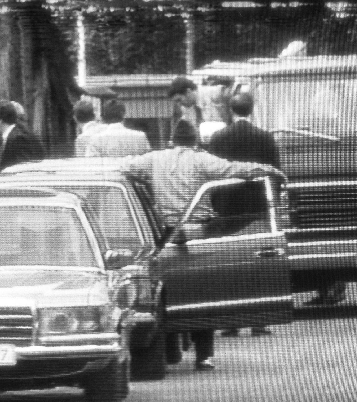 Die vier in den USA verurteilten Ost-Spione verlassen am 11.06.1985 einen amerikanischen Bus.