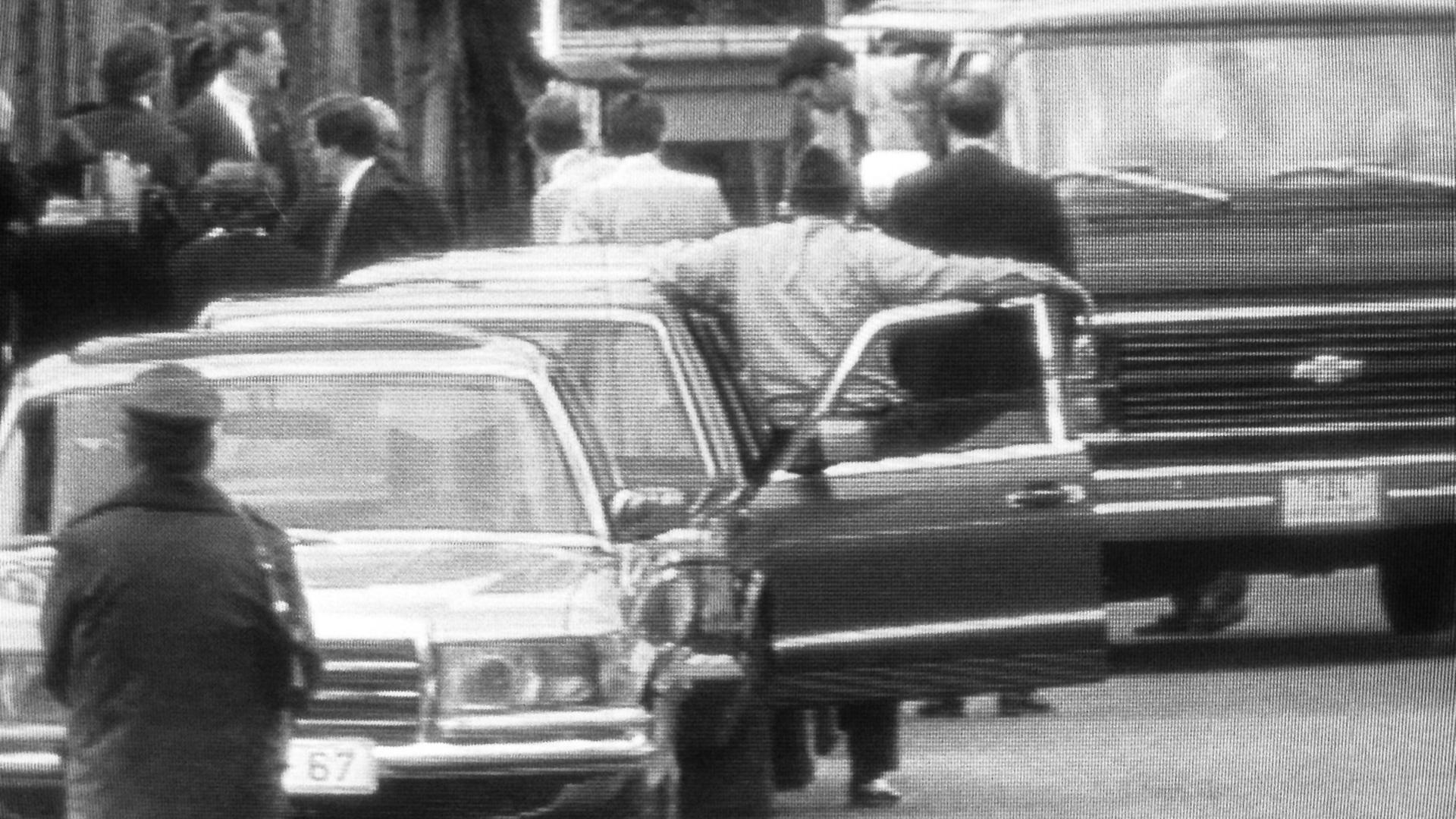 Die vier in den USA verurteilten Ost-Spione verlassen am 11.06.1985 einen amerikanischen Bus.