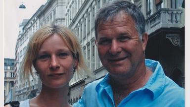 Edina Gade (l.) und ihr Vater Werner Stiller, im Hintergrund sind Häuser zu sehen