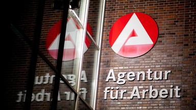 Schriftzug der Agentur für Arbeit an Hauswand