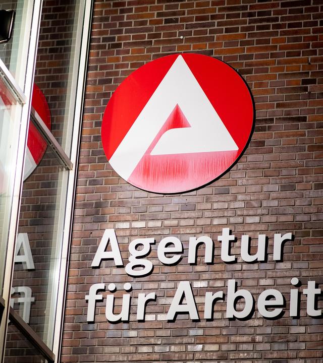 Schriftzug der Agentur für Arbeit an Hauswand