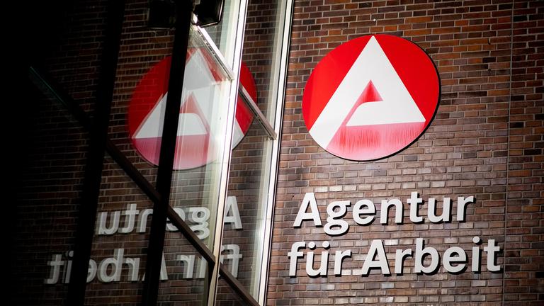 Schriftzug der Agentur für Arbeit an Hauswand