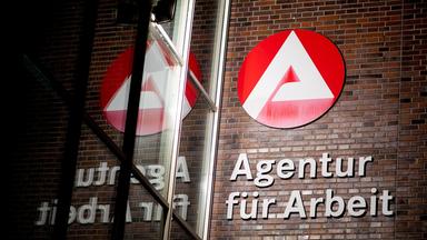 Eine mögliche Reform des Bürgergelds sollte nach Ansicht der Bertelsmann-Stiftung auch die Verwaltungen der Jobcenter umfassen. (Symbolbild)