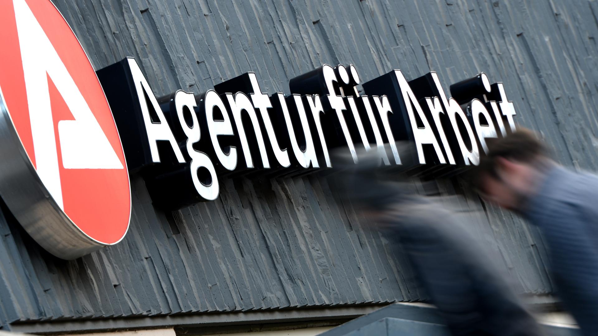 Zwei Männer sind auf dem Weg zur Agentur für Arbeit, aufgenommen am 05.02.2015