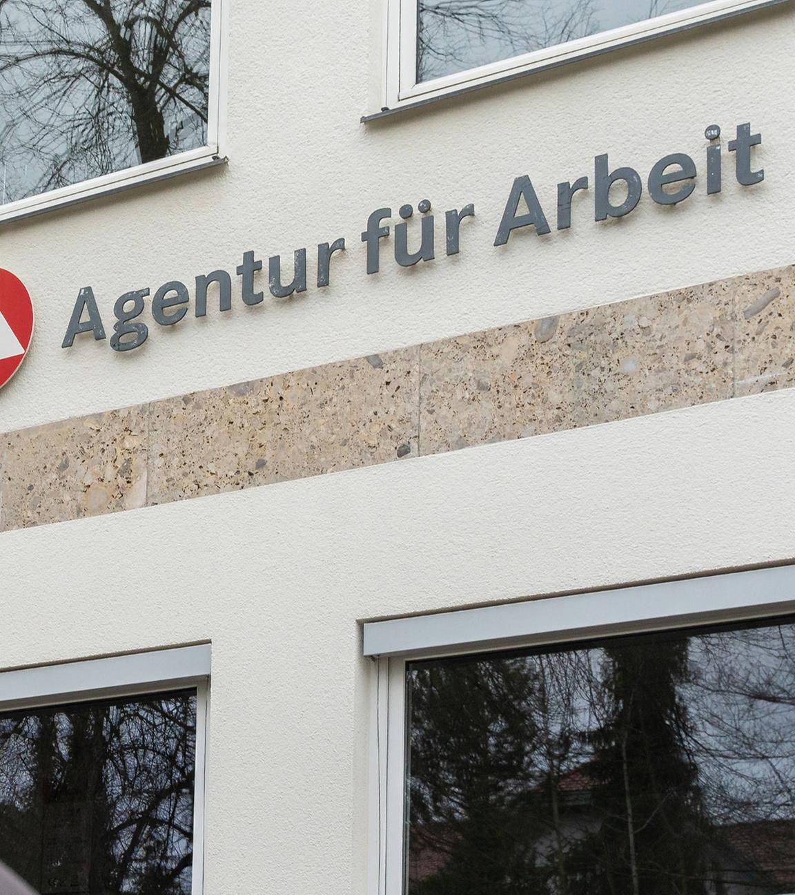 Ein Mann steht vor einem Gebäude der Agentur für Arbeit. (Symbolbild)