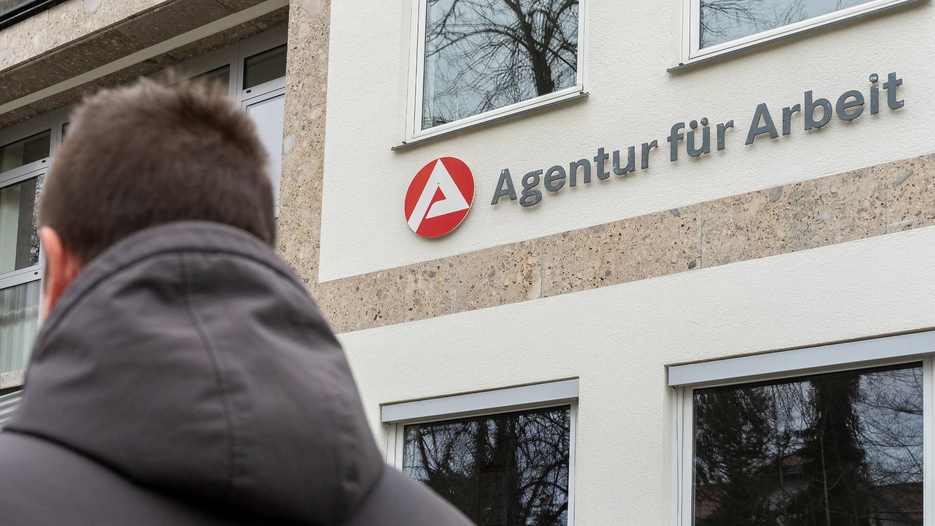 Ein Mann steht vor einem Gebäude der Agentur für Arbeit. (Symbolbild)