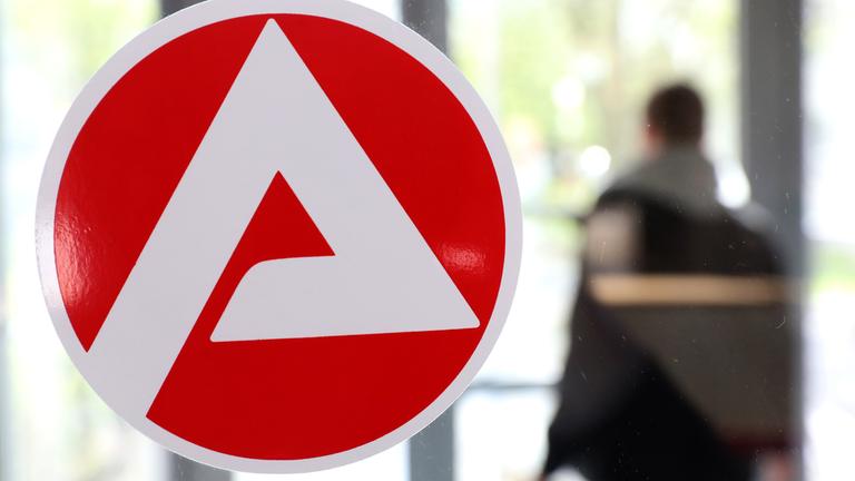 Ein Mann verlässt die Agentur für Arbeit in Rostock (Archivfoto)