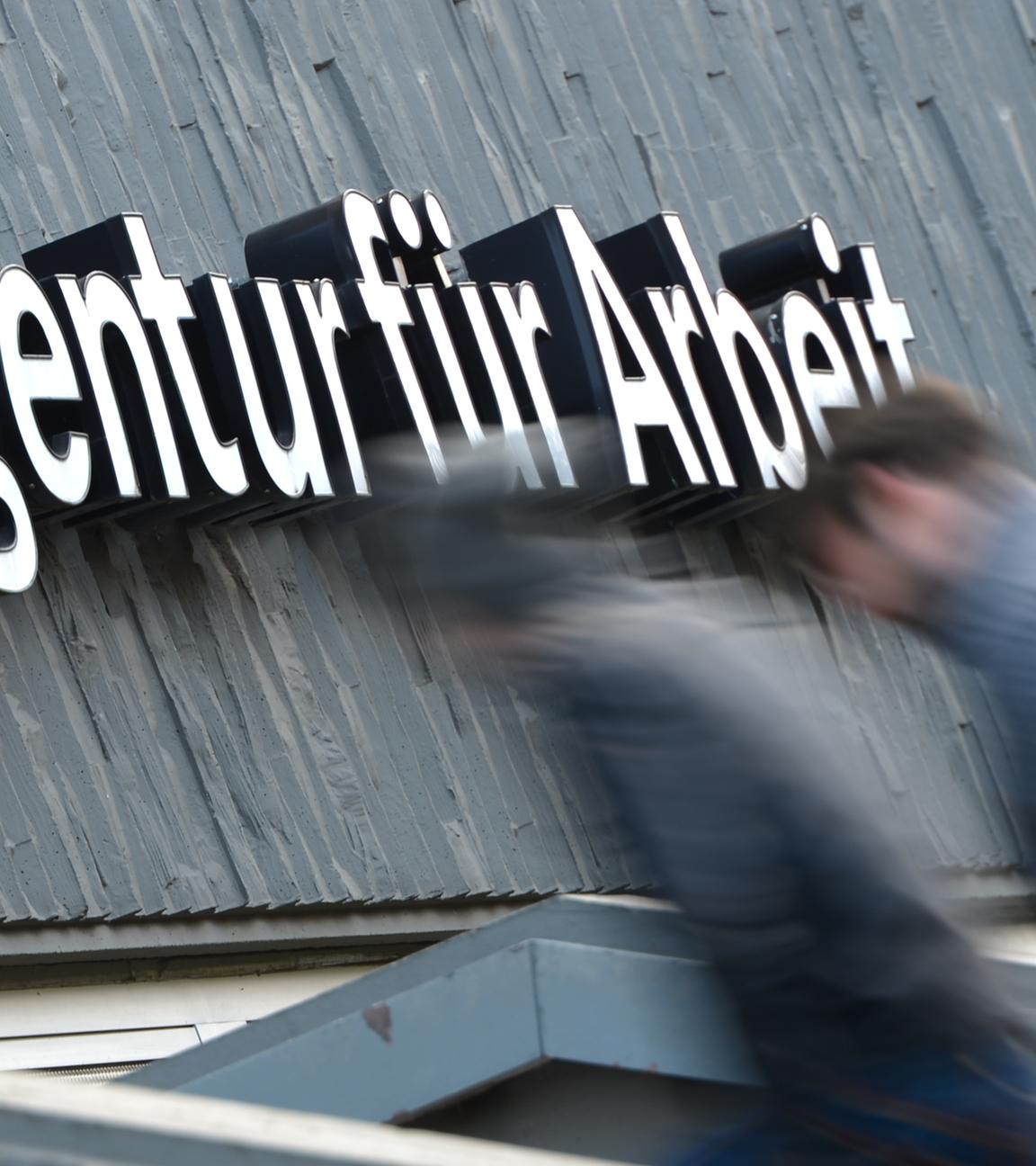 Zwei Männer sind auf dem Weg zur Agentur für Arbeit. (Symbolbild)