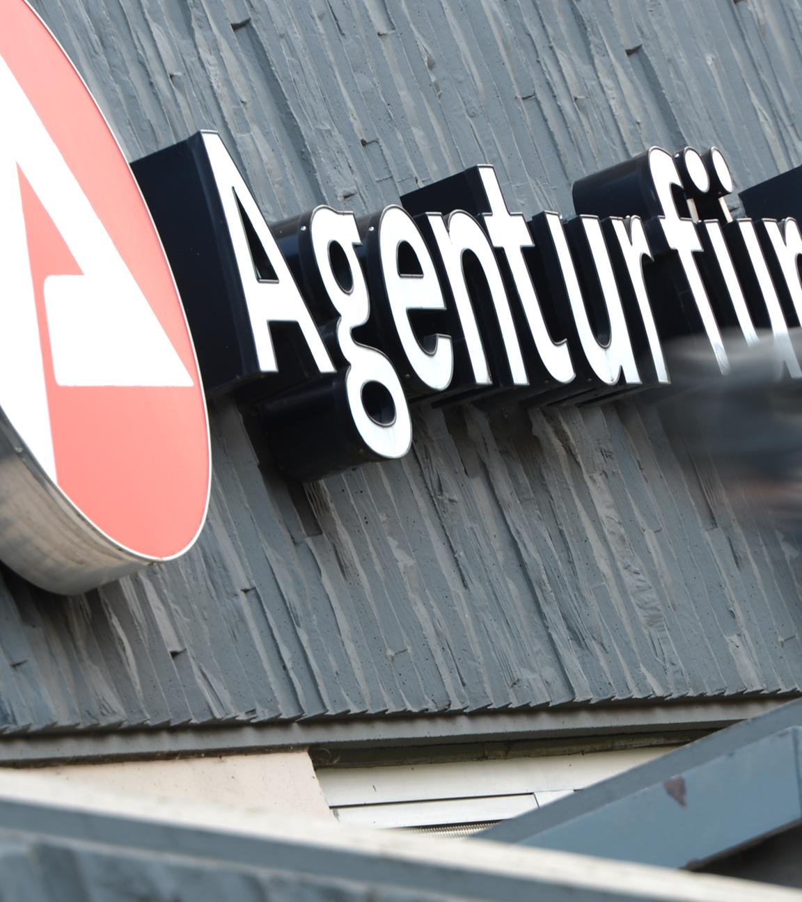 Zwei Männer sind auf dem Weg zur Agentur für Arbeit. (Symbolbild)