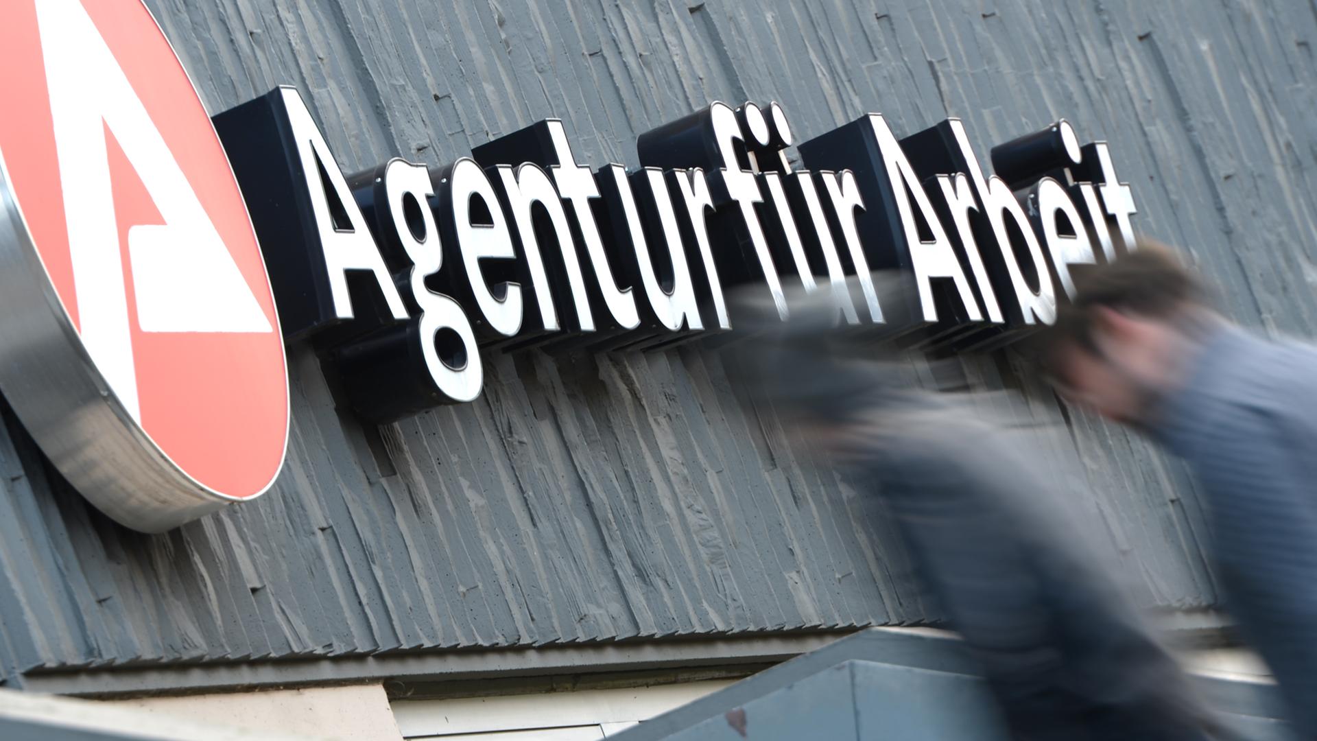 Zwei Männer sind auf dem Weg zur Agentur für Arbeit. (Symbolbild)