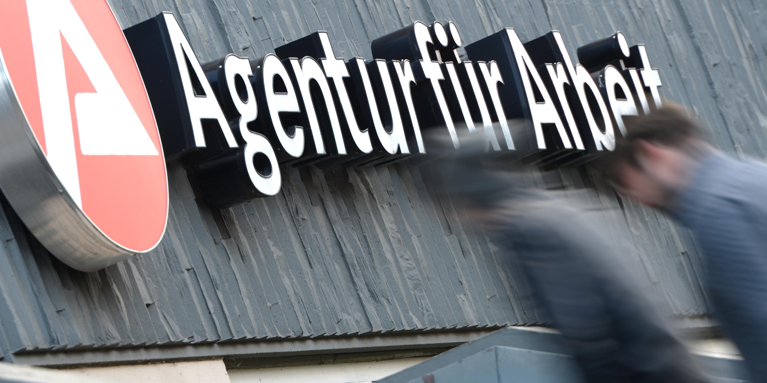 Zwei Männer sind auf dem Weg zur Agentur für Arbeit. (Symbolbild)