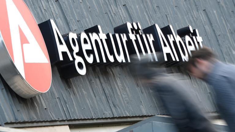 Zwei Männer sind auf dem Weg zur Agentur für Arbeit. (Symbolbild)