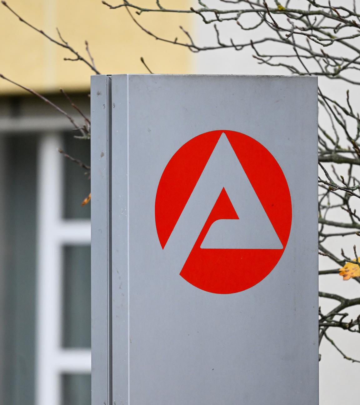 Brandenburg, Oranienburg: Schild vor der Arbeitsagentur.