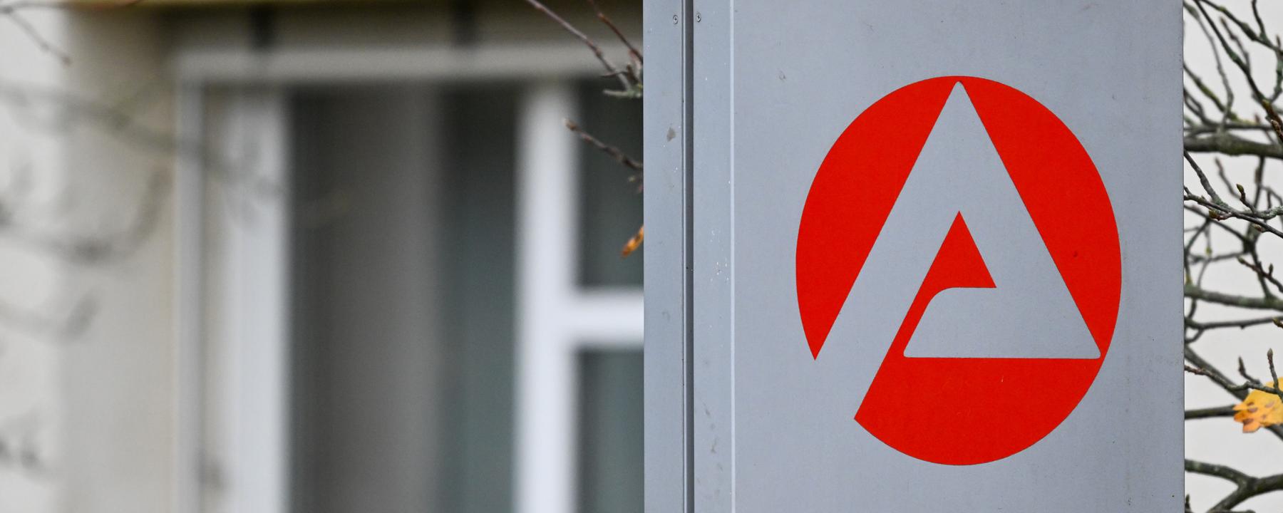 Brandenburg, Oranienburg: Schild vor der Arbeitsagentur.