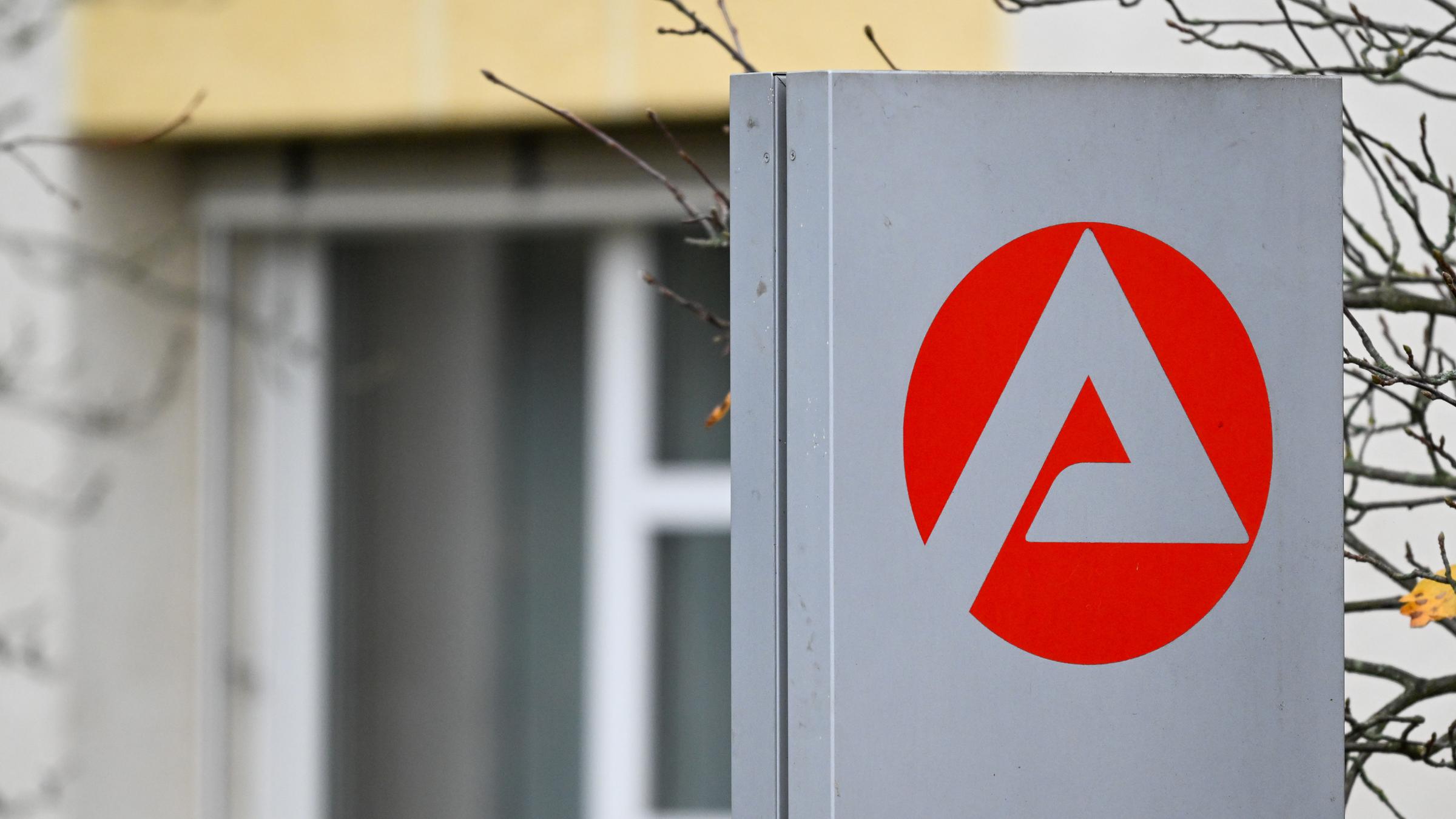 Brandenburg, Oranienburg: Schild vor der Arbeitsagentur.