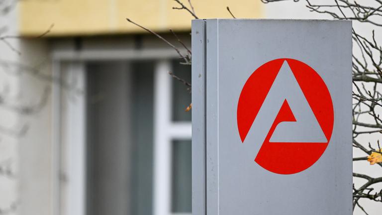 Brandenburg, Oranienburg: Schild vor der Arbeitsagentur.