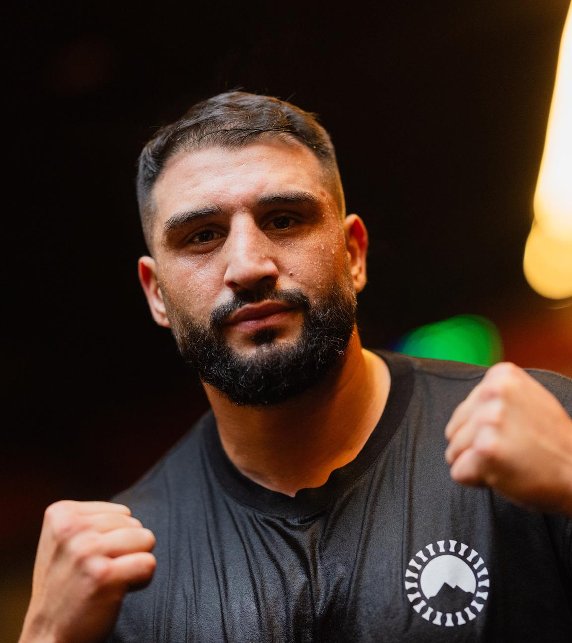 Der Schwergewichtsboxer Agit Kabayel bereitet sich, am 25.11.2025 im UDF Gym in Düsseldorf, auf seinen nächsten Kampf vor.