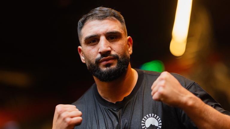 Der Schwergewichtsboxer Agit Kabayel bereitet sich, am 25.11.2025 im UDF Gym in Düsseldorf, auf seinen nächsten Kampf vor.