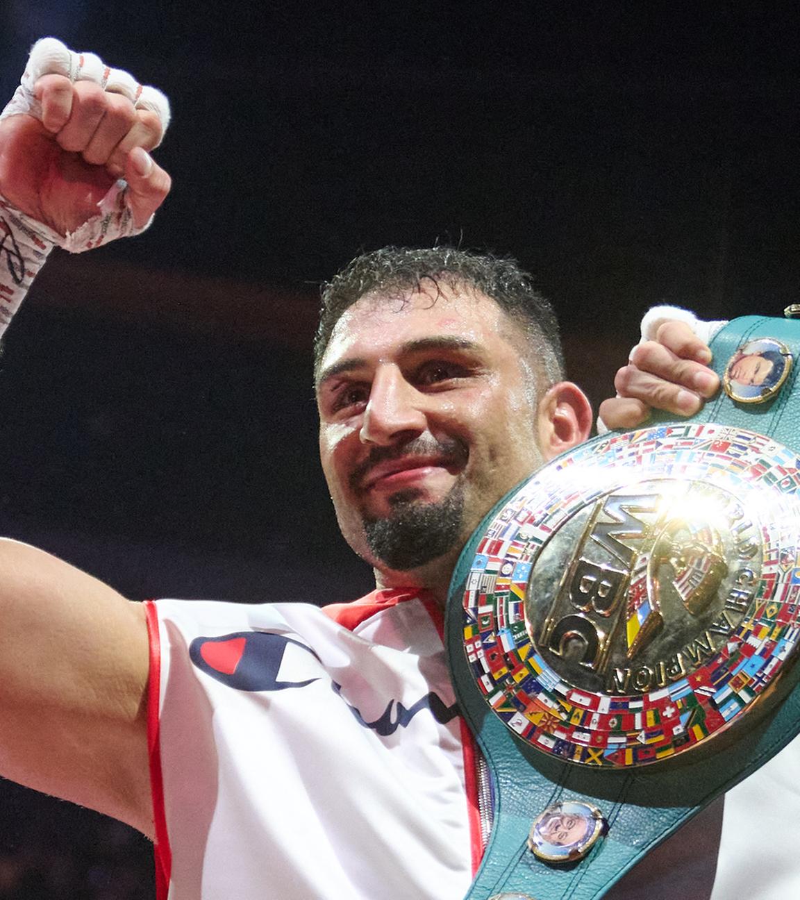 Schwergewichtler Agit Kabayel jubelt nach seinem Sieg gegen Knyba und der erfolgreichen Verteidigung seines WBC-Interimstitels.