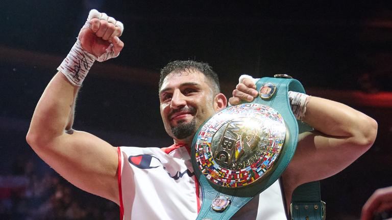 Schwergewichtler Agit Kabayel jubelt nach seinem Sieg gegen Knyba und der erfolgreichen Verteidigung seines WBC-Interimstitels.