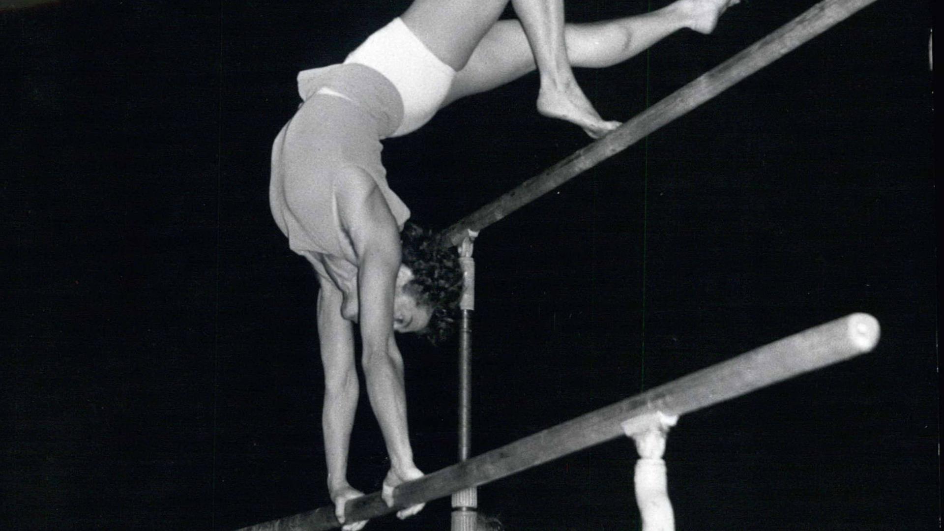 Agnes Keleti am 25. Juni 1957 bei einer Übung am Stufenbarren