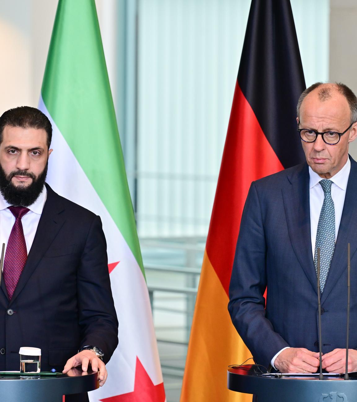 Berlin: Bundeskanzler Friedrich Merz (CDU, r) und Ahmed al-Scharaa, Präsident der syrischen Übergangsregierung, während einer Pressekonferenz im Bundeskanzleramt.
