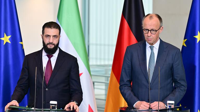 Berlin: Bundeskanzler Friedrich Merz (CDU, r) und Ahmed al-Scharaa, Präsident der syrischen Übergangsregierung, während einer Pressekonferenz im Bundeskanzleramt.