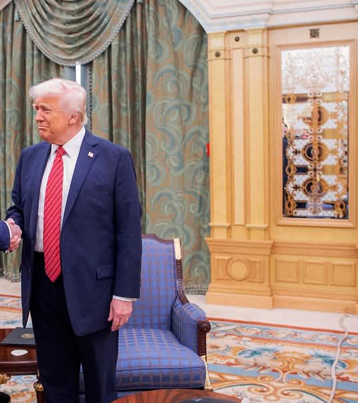 Ahmed al-Scharaa (l), Präsident Donald Trump die Hand. Rechts steht der saudische Kronprinz Mohammed bin Salman