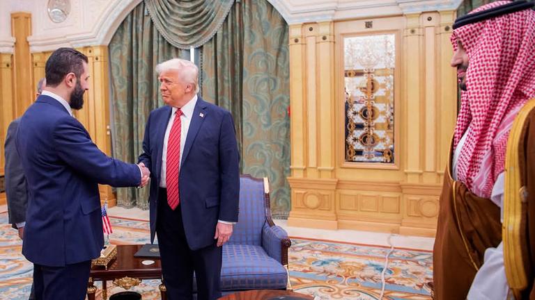 Ahmed al-Scharaa (l), Präsident Donald Trump die Hand. Rechts steht der saudische Kronprinz Mohammed bin Salman