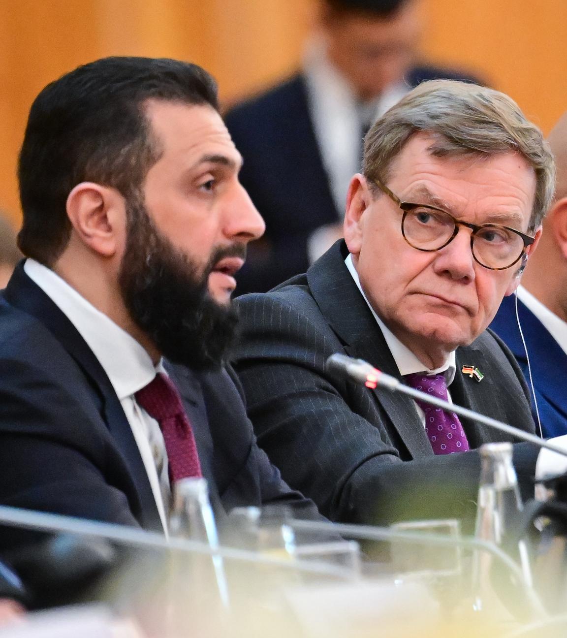 Ahmed al-Scharaa (l), Präsident der syrischen Übergangsregierung, spricht zu Beginn des Wirtschafts-Roundtables neben Johann Wadephul (CDU), Außenminister, am 30.03.2026 in Berlin.