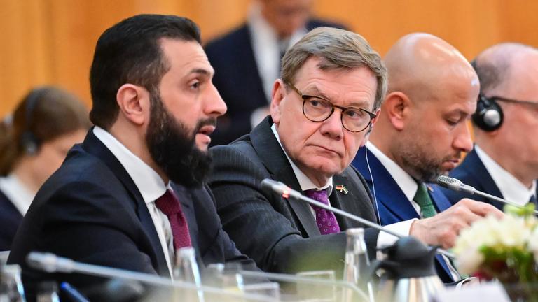 Ahmed al-Scharaa (l), Präsident der syrischen Übergangsregierung, spricht zu Beginn des Wirtschafts-Roundtables neben Johann Wadephul (CDU), Außenminister, am 30.03.2026 in Berlin.