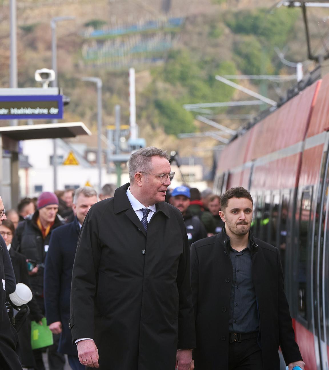 Alexander Schweitzer (M, SPD), Ministerpräsident von Rheinland-Pfalz, nimmt an der Inbetriebnahme der Ahrtalbahn teil. Die von der Flut im Ahrtal zerstörte Teilstrecke an der Mittelahr wird nach vier Jahren Wiederaufbauzeit wieder eröffnet. 