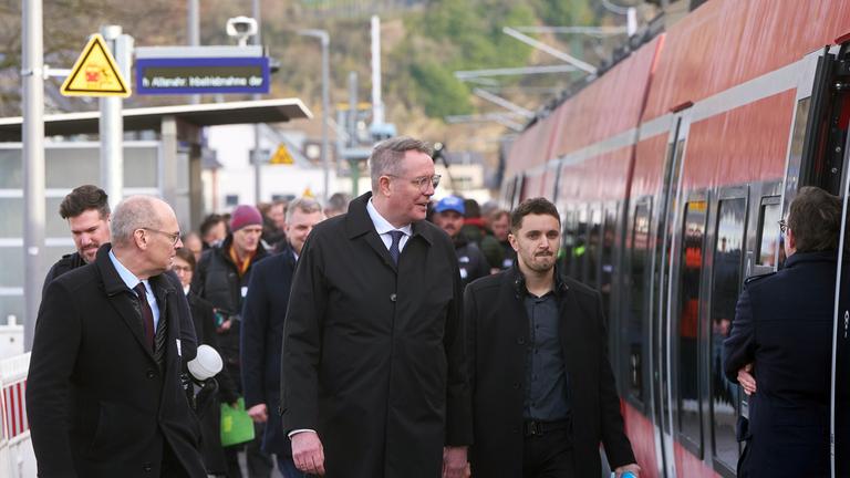 Alexander Schweitzer (M, SPD), Ministerpräsident von Rheinland-Pfalz, nimmt an der Inbetriebnahme der Ahrtalbahn teil. Die von der Flut im Ahrtal zerstörte Teilstrecke an der Mittelahr wird nach vier Jahren Wiederaufbauzeit wieder eröffnet. 