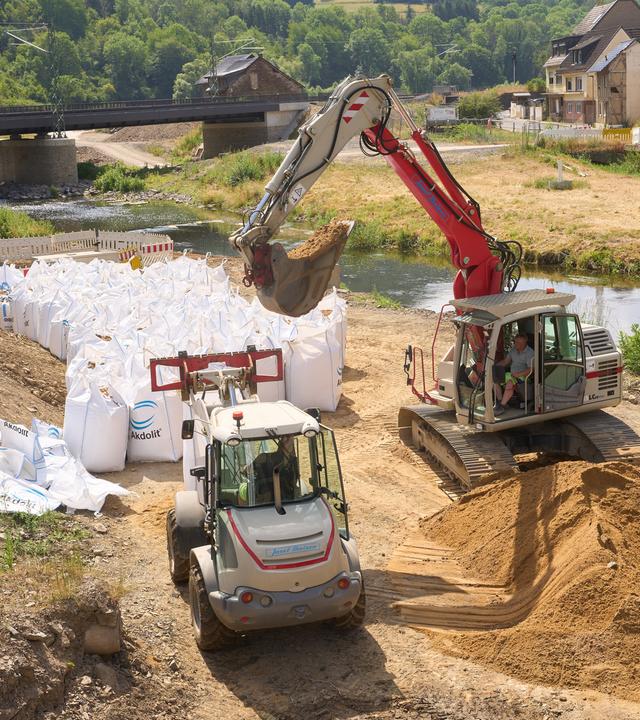 01.07.2026, Rheinland-Pfalz, Kreuzberg: Baufahrzeuge sind mit der Gewässerrenaturierung beim Kreuzberg beschäftigt